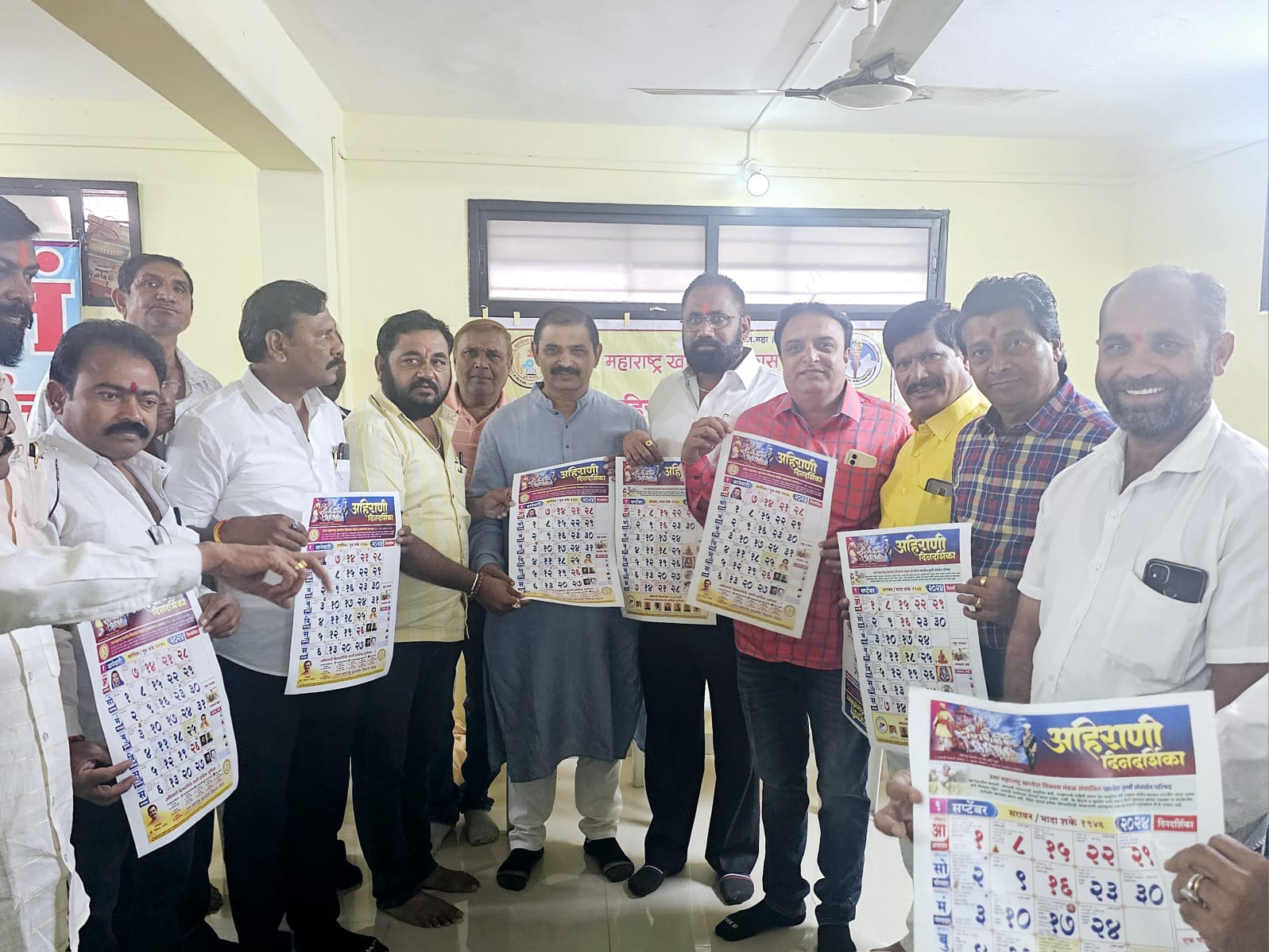 जागतिक अहिराणी भाषा संवर्धन परिषदे तर्फै प्रकाशित होणा-या अहिरानी दिनदर्शीका २०२४ चे प्रकाशन छत्रपती संभाजी नगर येथे संपन्न 1