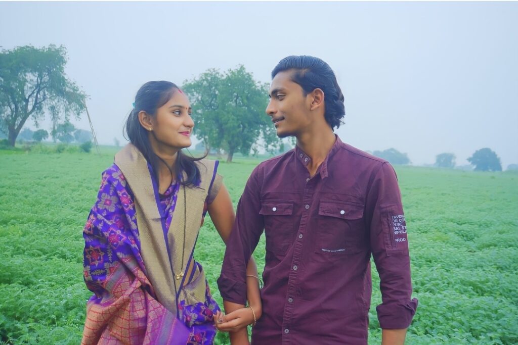 अहिराणी लहुपट पोरं देखाले गया लगीन करी उना 4 अहिराणी लहुपट पोरं देखाले गया लगीन करी उना 3