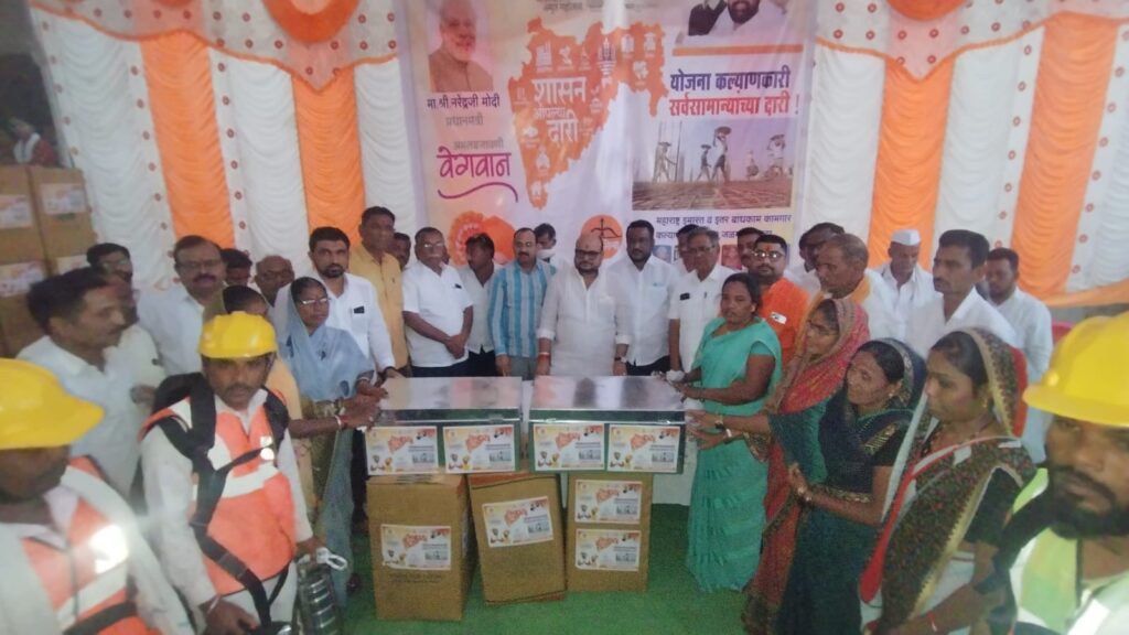 पालकमंत्र्यांचे हस्ते कामगारांना सुरक्षा संच व गृहपयोगी संच भांडी वाटप 6 पालकमंत्र्यांचे हस्ते कामगारांना सुरक्षा संच व गृहपयोगी संच भांडी वाटप
