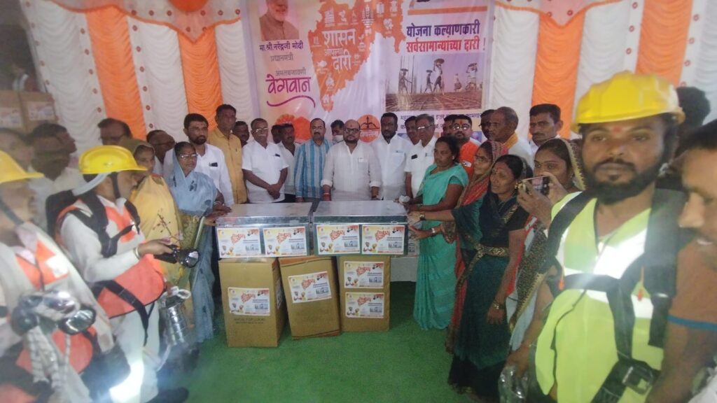 पालकमंत्र्यांचे हस्ते कामगारांना सुरक्षा संच व गृहपयोगी संच भांडी वाटप 2 पालकमंत्र्यांचे हस्ते कामगारांना सुरक्षा संच व गृहपयोगी संच भांडी वाटप