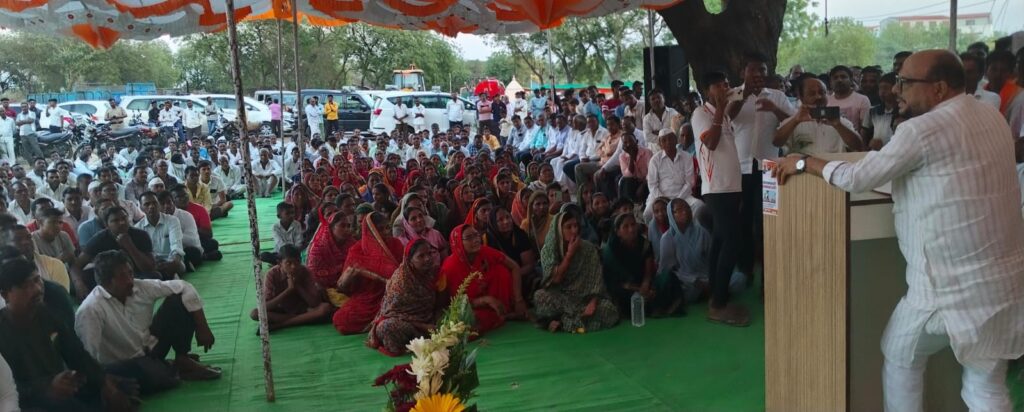 पालकमंत्र्यांचे हस्ते कामगारांना सुरक्षा संच व गृहपयोगी संच भांडी वाटप 3 पालकमंत्र्यांचे हस्ते कामगारांना सुरक्षा संच व गृहपयोगी संच भांडी वाटप